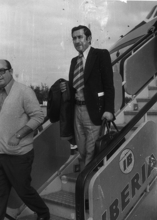 Don Pablo Piñero saliendo de un avión.